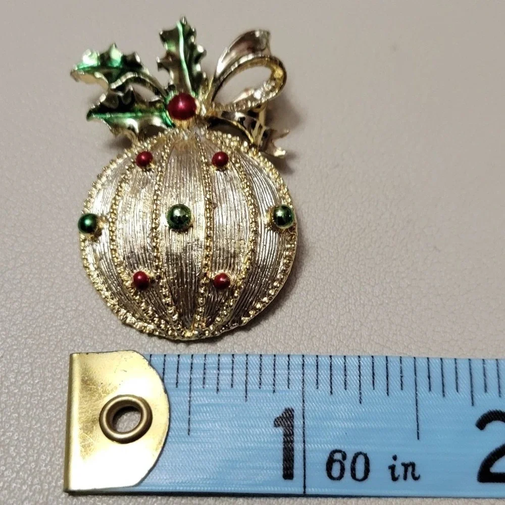 Vintage GERRY'S Gold Tone Christmas Ball Ornament Green Holly‎ Enamel Brooch Pin